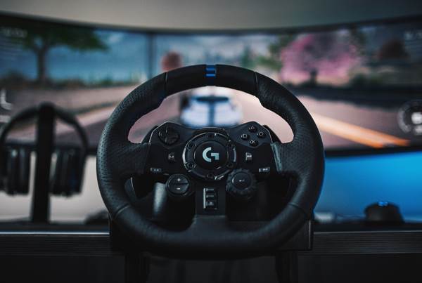 【圖一】Logitech G 將於十月推出全新賽車駕駛套裝G923方向盤及踏板